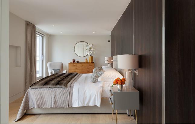 Яркий интерьер квартиры: светлый дизайн спальни