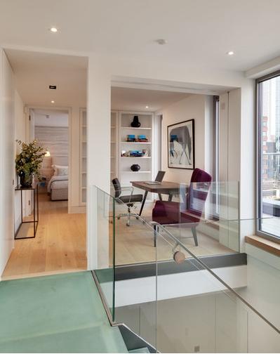 Яркий интерьер квартиры: лестница со стеклянными перилами
