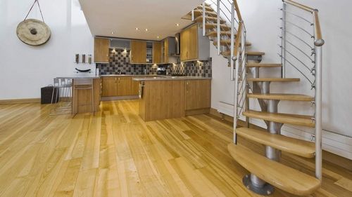 Лестница на кухне фото: интерьер помещения гостиной, холл и второй этаж, 2 оформления белых, детская комната