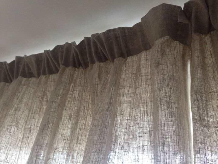 Занавески изо льна в зале – практичный вариант, эти шторы долговечны, свой внешний вид могут не менять десятилетиями