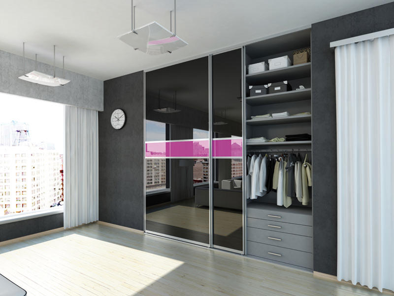 Шкаф-купе во всю стену з зеркальными дверцами поможет расширить пространство комнаты и сделает ее визуально больше