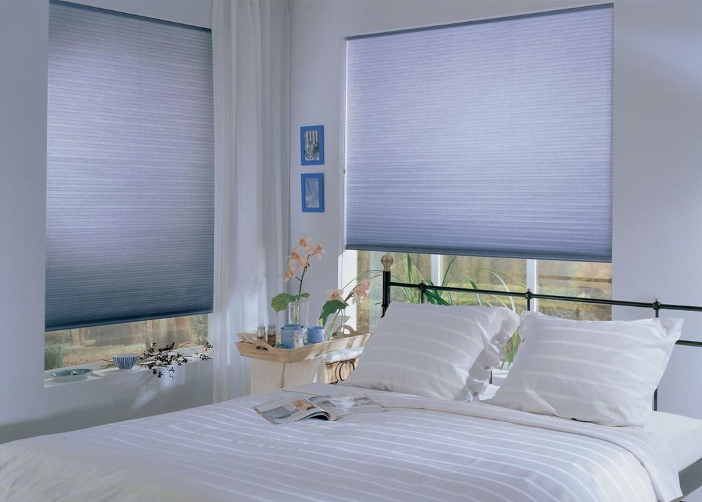 Рулонные шторы, блокирующие свет, являются модной деталью современного интерьера. Они не собирают пыль, долговечны и многофункциональны