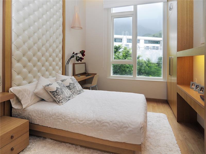 Чтобы спальня выглядела визуально больше, в интерьере должны преобладать светлые оттенки