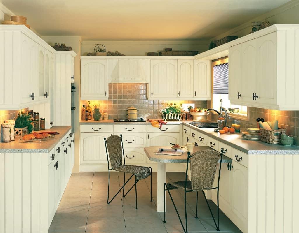 Обратите внимание, что наиболее удобный и вместительный способ планировки подойдет для кухонь среднего и большого размера