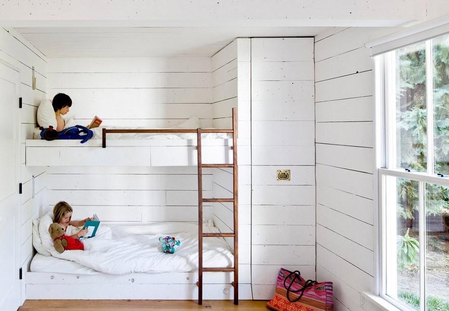 Если детская комната небольшого размера предназначается для двух детей, тогда в ней можно разместить двухъярусную кровать 