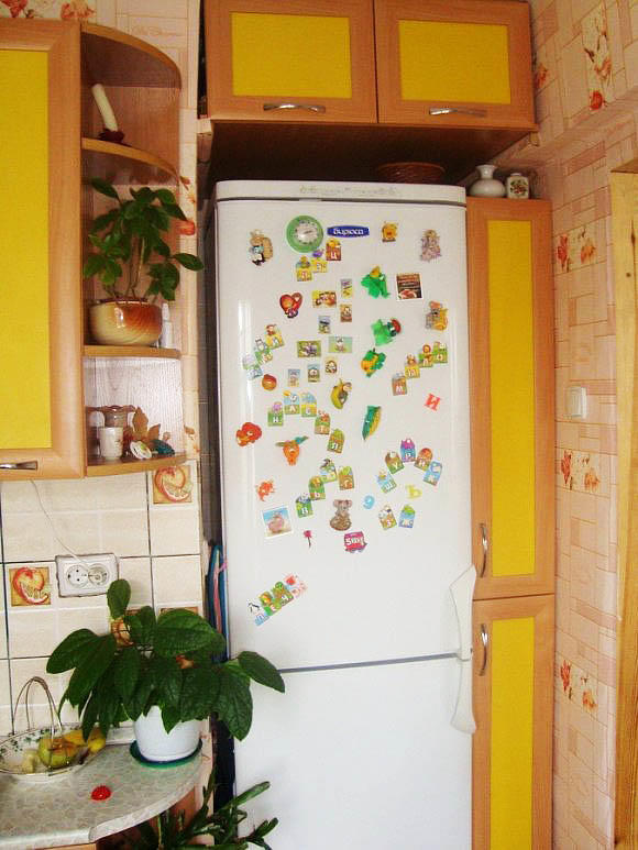 Если ниша для холодильника слишком широка, можно дополнить ее ящиками
