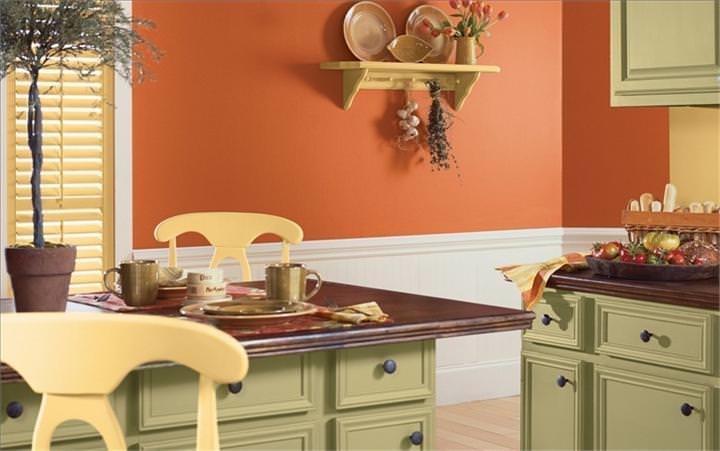 Покраска стен оранжевой краской придаст интерьеру кухни теплоту и уют