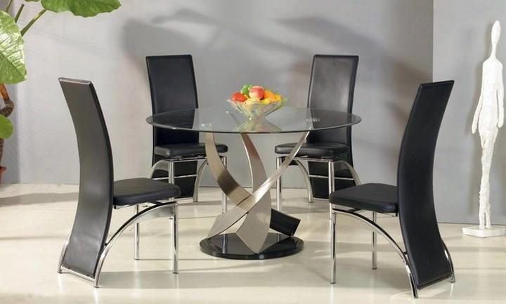 В обеденной группе со стеклянным столом стулья могут быть из любого материала