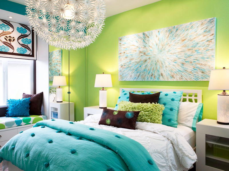 Украсить спальную комнату можно при помощи ярких элементов декора
