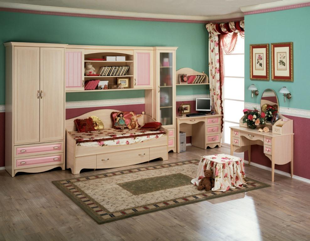 Для спальни девочки лучше выбрать нейтральный цвет мебели. Шкаф или шифоньер должны быть невысокими, стулья желательно приобрести с удобными спинками