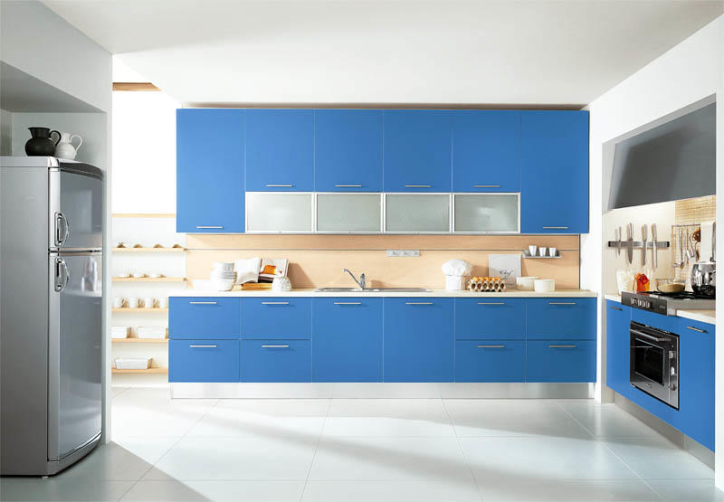 Нежно-голубая кухня, как правило, выглядит более дорого, нежели темно-синяя