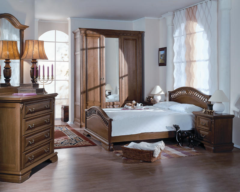 Сделать спальню красивой и изысканной можно при помощи мебели из натурального дерева
