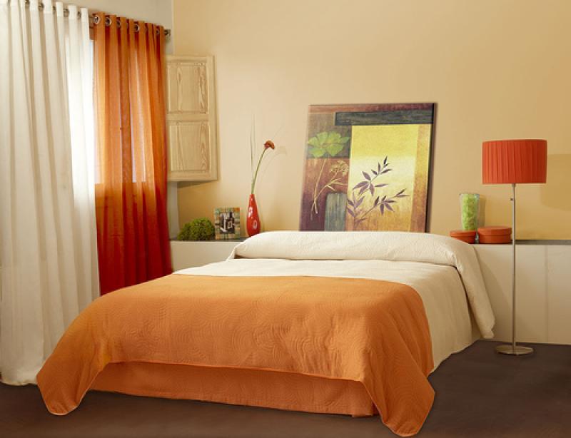 Персиковый тон добавит спальне особой теплоты и нежности