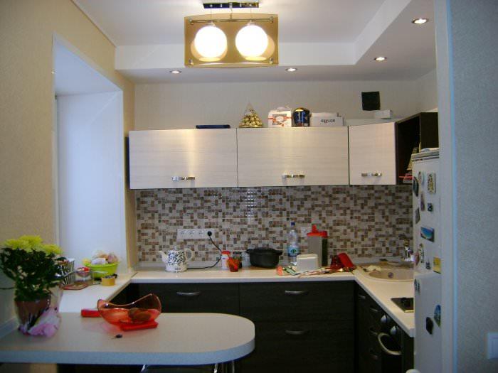 Даже в самой маленькой кухне можно удачно вписать холодильник, главное, - продумать дизайн-проект кухни заранее