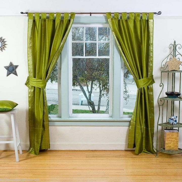 Правильно выбранные зеленые шторы помогут скорректировать освещение в помещении