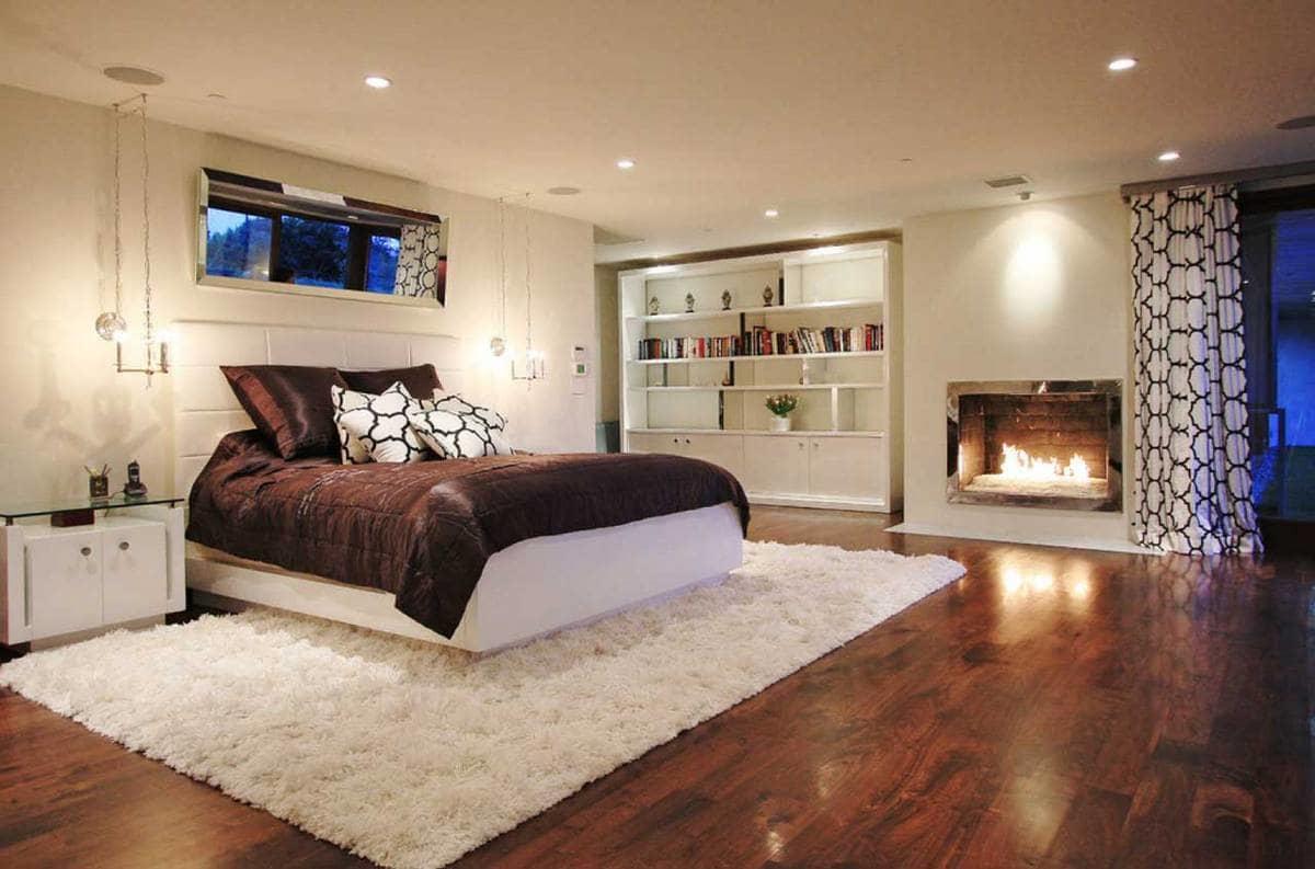 При выборе коврового изделия для спальни следует учитывать дизайн и цветовую гамму комнаты