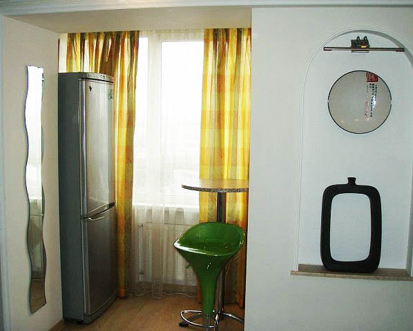Холодильник за пределами кухни должен соответствовать стилю обоих помещений, чтобы сохранялась гармония между зонами