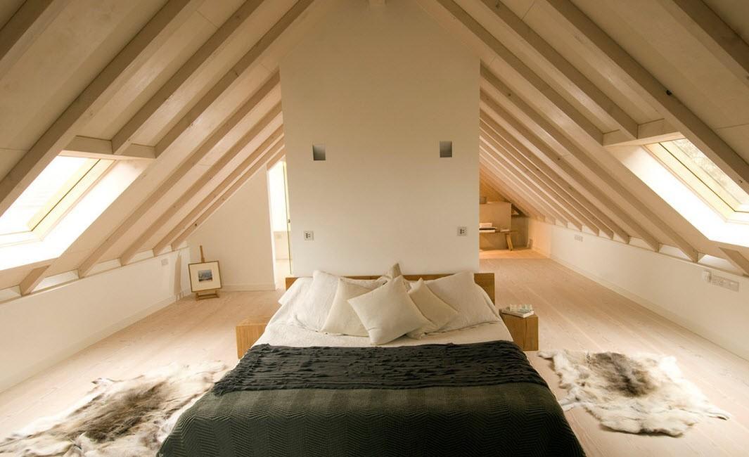 В спальне на чердаке кровать лучше ставить по центру комнаты, а под склонами крыши можно обустроить рабочее место
