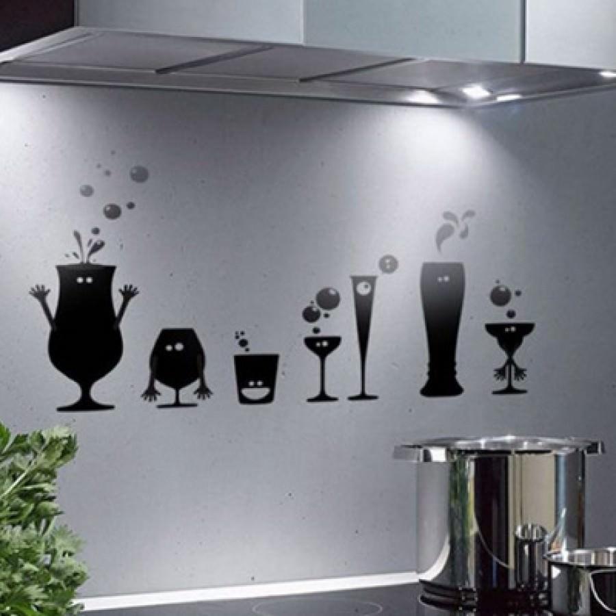 Уникальный дизайн кухни можно создать, используя рисунки на стенах 