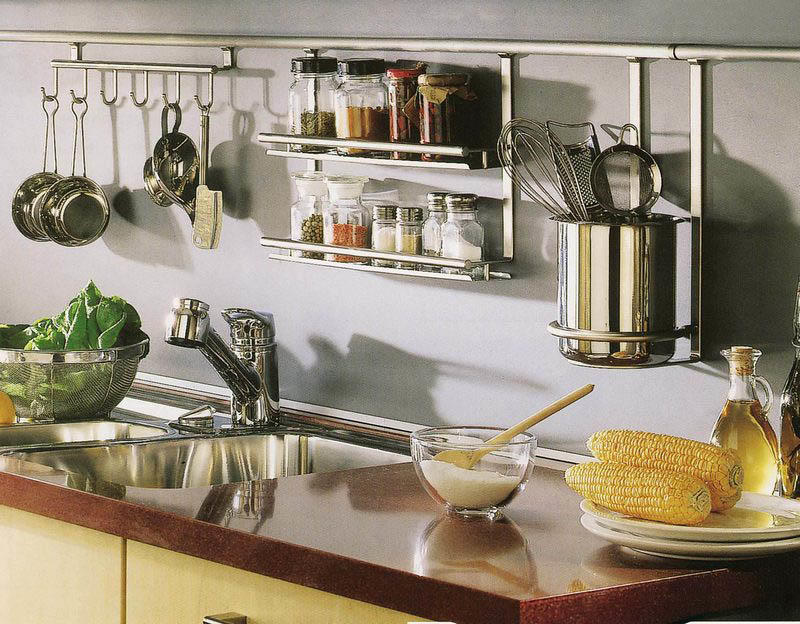 Рейлинги – очень популярные аксессуары для современных кухонь