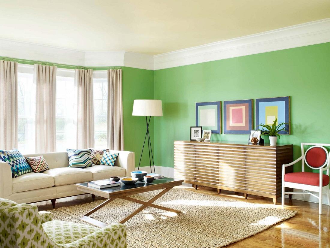 Зеленые стены и белый потолок являются отличным вариантом для гостиной