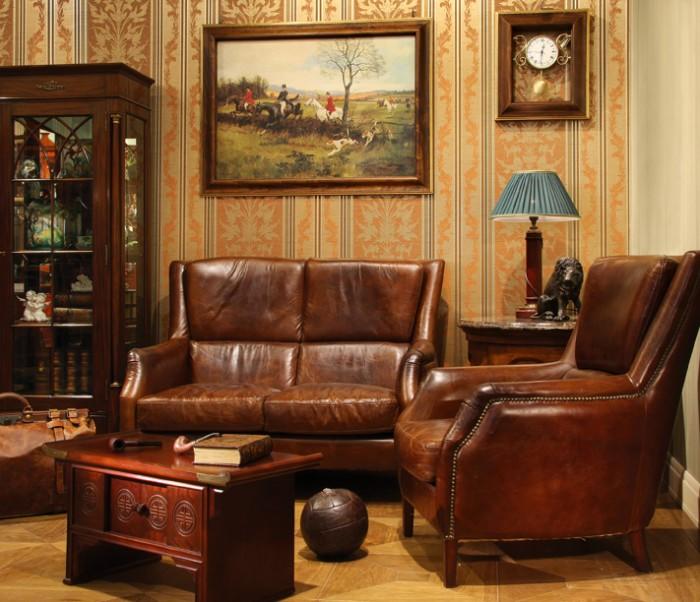 Для комнаты с английским интерьером следует выбирать массивную старинную мебель