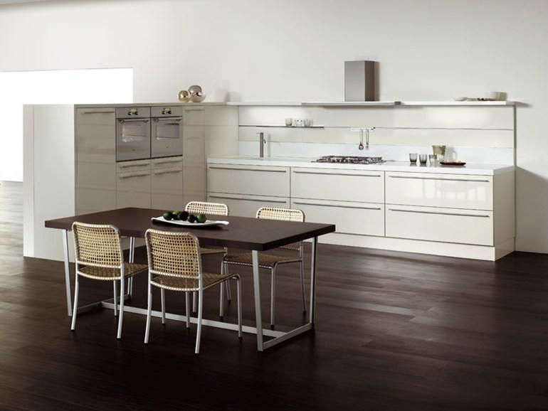 Отсутствие навесных шкафов на кухне делает ее визуально более легкой и просторной