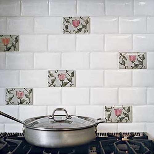 Белая плитка - идеальный вариант для кухни