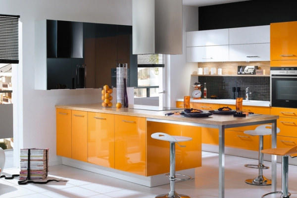 Оранжевый цвет кухни будет каждый день поднимать настроение