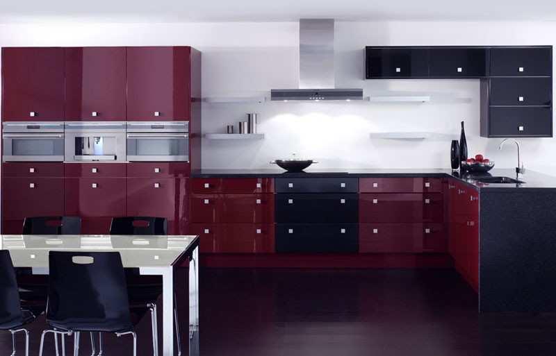 Дизайнеры не рекомендуют полностью окрашивать кухню в бордовый цвет: лучше его использовать в комбинации со светлыми тонами