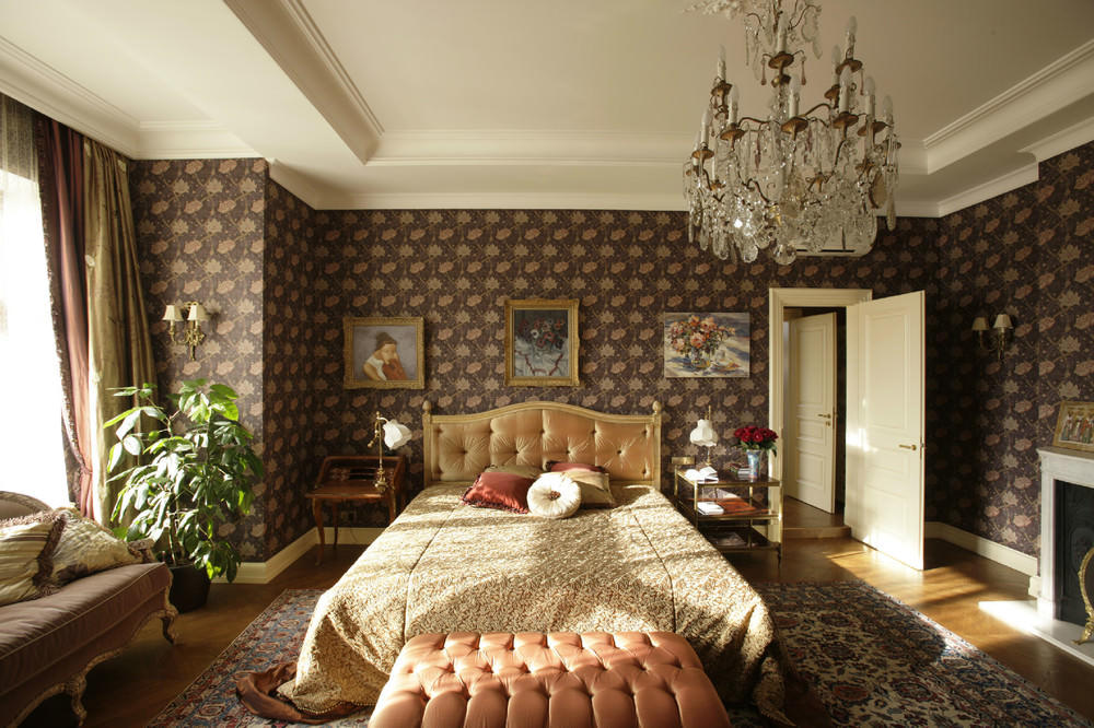 Наиболее органично коричневые стены будут смотреться в спальне в английском стиле