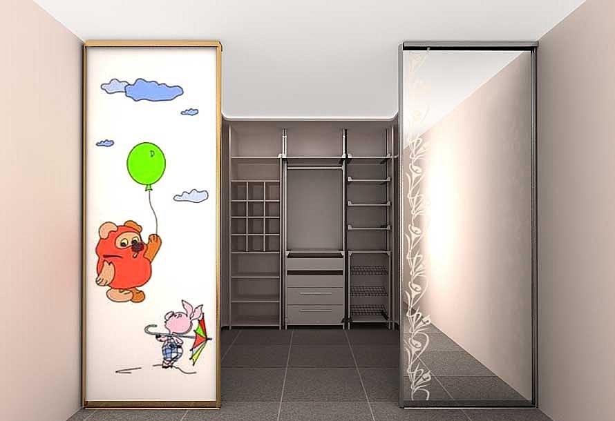 Небольшую гардеробную можно сделать из кладовки, которая размещается между комнатами или в коридоре