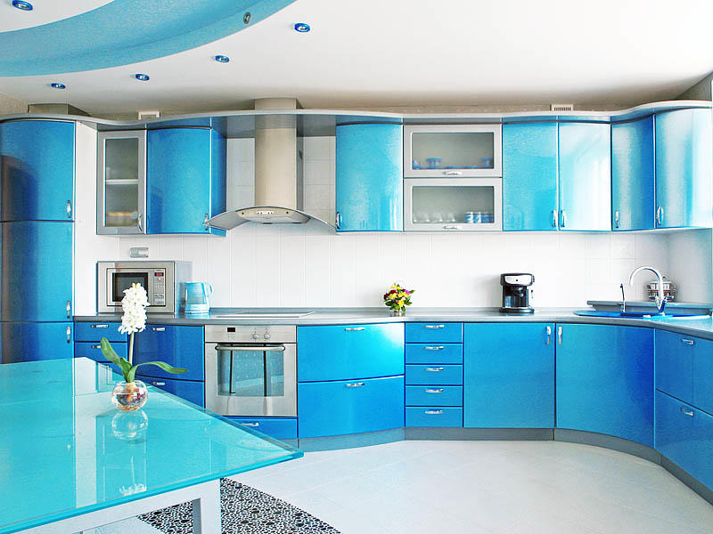 Использование синего наиболее распространено в кухнях современных стилей, реже - в провансе и практически полностью отсутствует в кантри