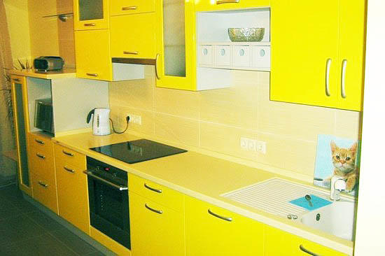 Не используйте на кухне желтый цвет во всем, так как кухня будет слишком контрастной