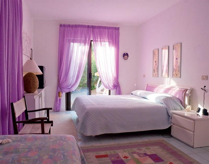 Дизайнеры рекомендуют применять сиреневый цвет для оформления спальни, потому что он создает особый уют в комнате