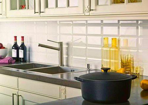 Использование белого цвета на кухне всегда ассоциируется с чистотой, свежестью и открытостью