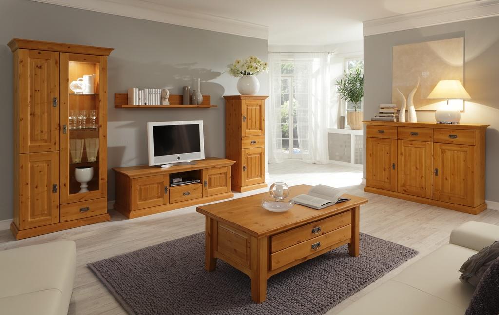Мебель из массива натурального дерева не загромождает интерьер, придает гостиной комнате воздушности и легкости
