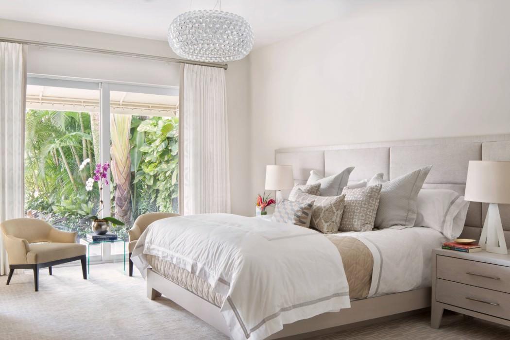 Отличный вариант для современной спальни – это стиль минимализм с использованием светлых оттенков
