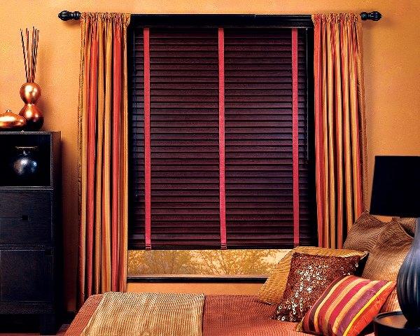 Жалюзи - это простое, удобное и элегантное украшение окна в спальне