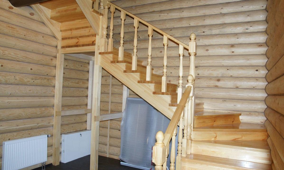 Деревянные лестницы могут отличаться по форме, цвету и размеру 