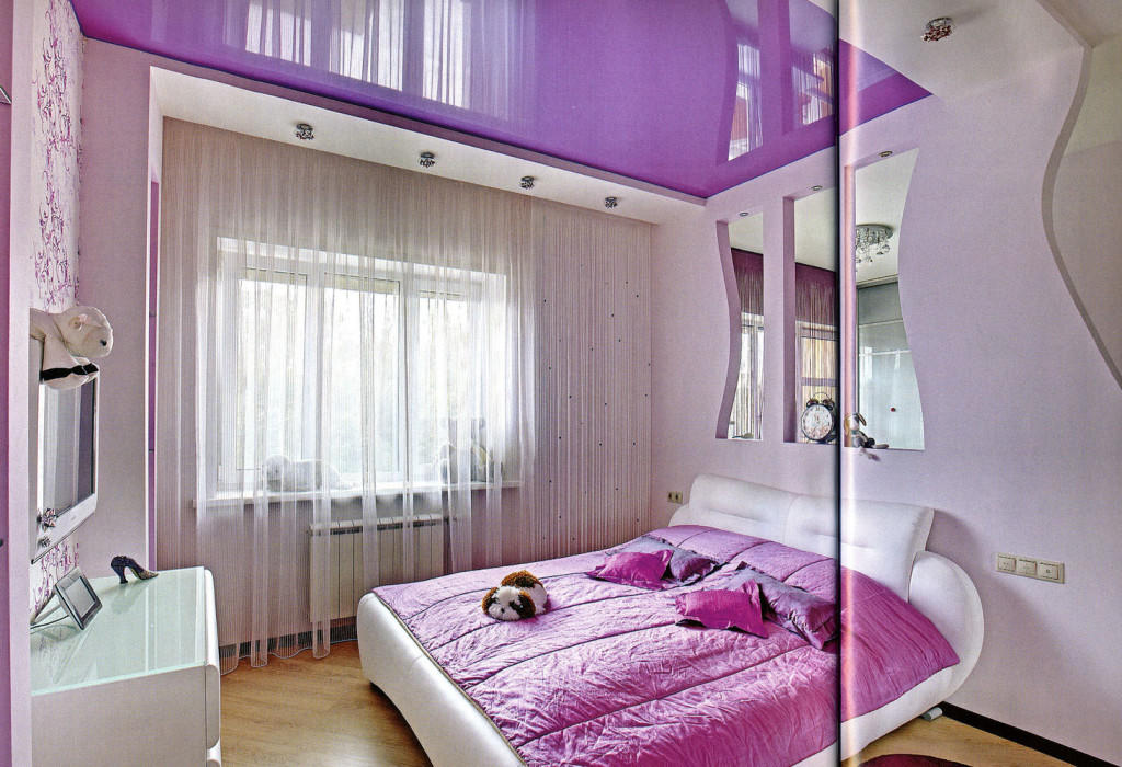 Разбавить сиреневый интерьер в спальне можно при помощи разных вариаций белого цвета