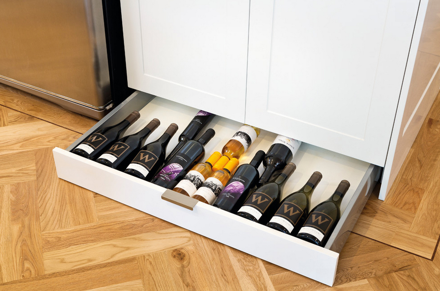 Выдвижной ящик для хранения вин на кухне