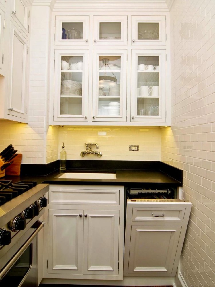 Кухня в белом цвете с классическими шкафами
