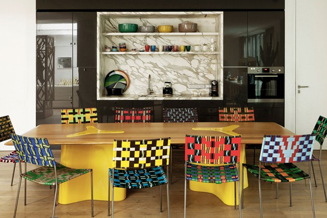 Разноцветные стулья на кухне