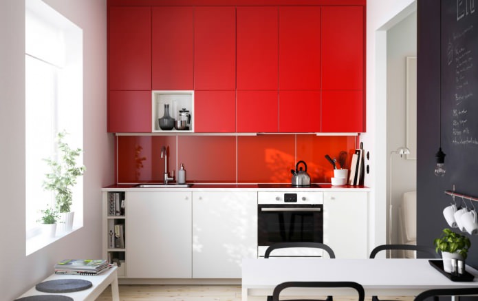 Потрясающий дизайн интерьера кухни в красно-белой гамме