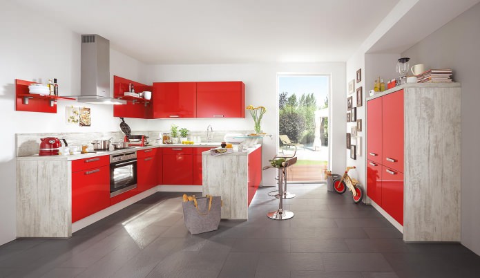 Потрясающий дизайн интерьера кухни в сочном красном цвете