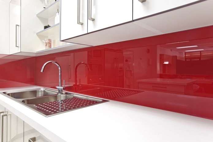 Потрясающий дизайн интерьера белой кухни с красным стеклянным фартуком