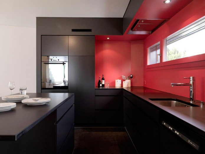 Потрясающий дизайн интерьера чёрной кухни с красным фартуком 