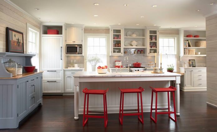 Потрясающий дизайн интерьера белой кухни с красными барными стульями