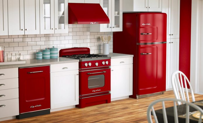 Потрясающий дизайн интерьера белой кухни с бытовой техникой в красном цвете
